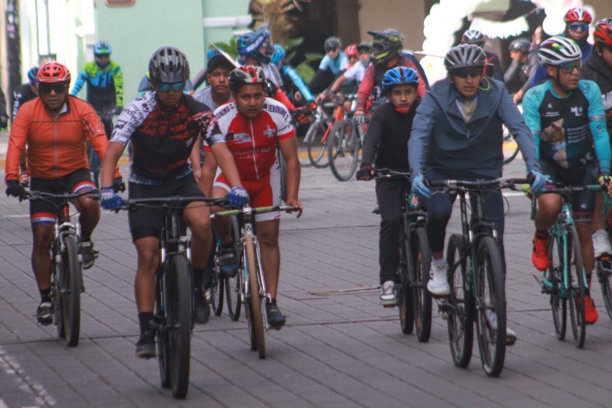 Grupos de ciclista se reunieron está mañana, para realizar un recorrido por las principales calles de la capital tlaxcalteca,