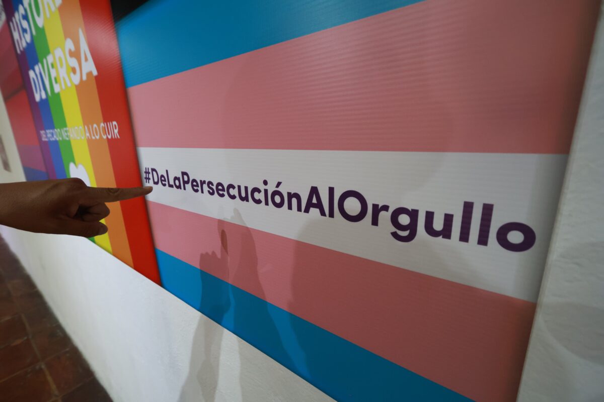 Personas disfrutan este día la exposición temporal LGBTQ Memoria historica diversa: “Del pecado nefando a lo cuir”,