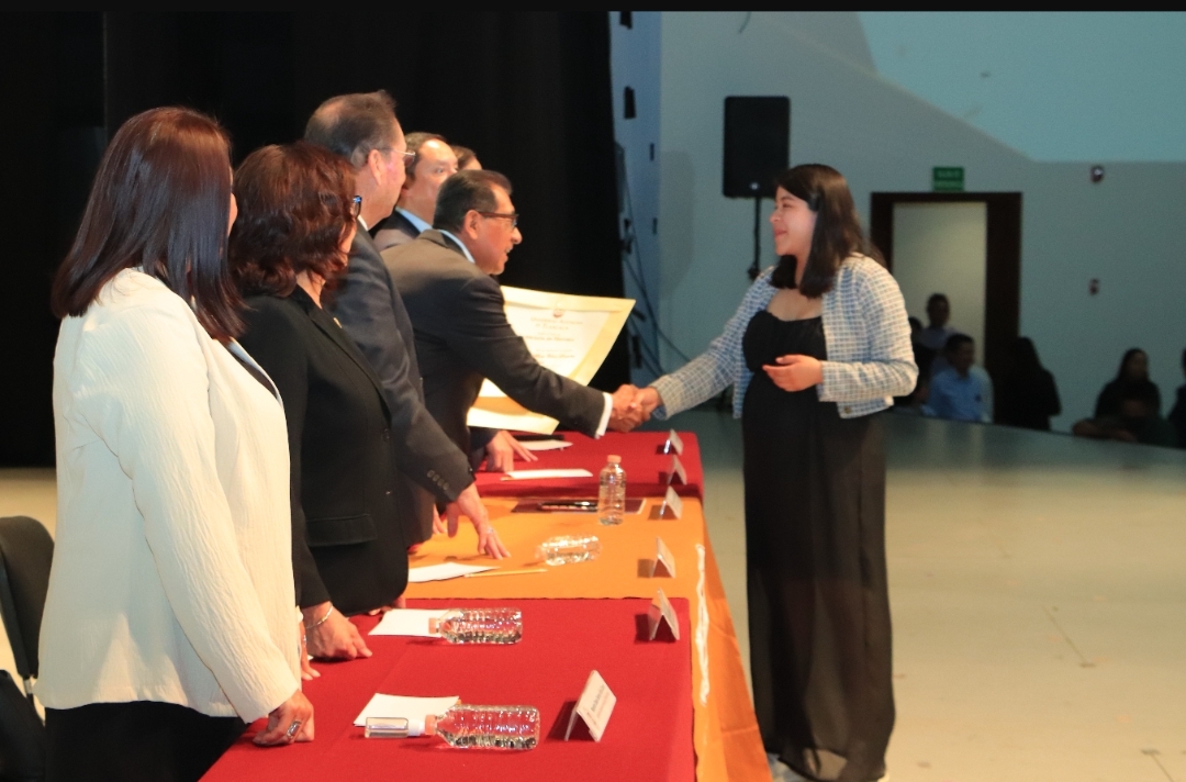 Concluye segunda jornada de entrega de títulos profesionales a egresados de la UATx