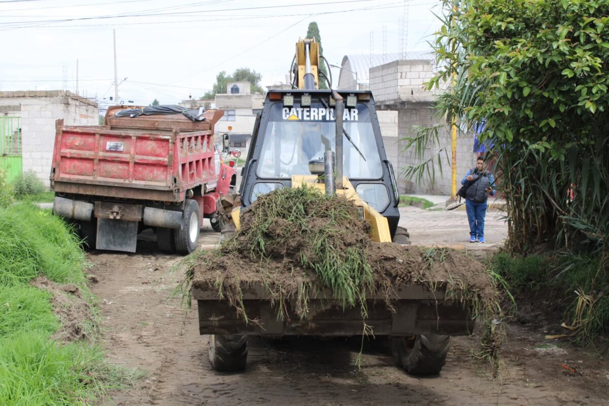 Con maquinaria pesada realizan está mañana trabajos de desazolve y limpieza en la Barranca La Serna,