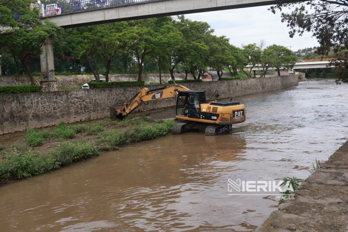 Una máquina excavadora del gobierno del estado de Tlaxcala, realiza trabajos de desazolve