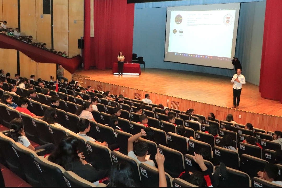 Estudiantes de primaria y bachillerato conocen  detalles del camino recorrido por una científica UATx