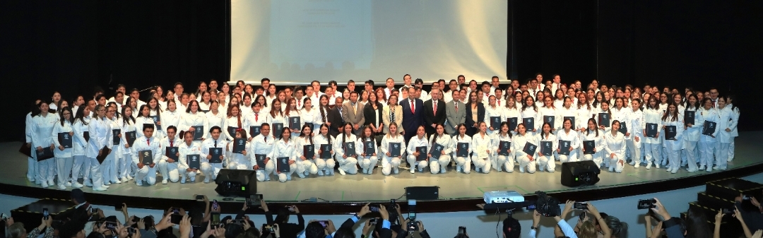 Rinden Juramento Ético Médico, 180 egresados de Ciencias de la Salud UATx