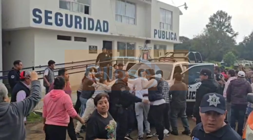Intento de linchamiento en Cuaxomulco tras asalto frustrado a colectiva; hay al menos un detenido