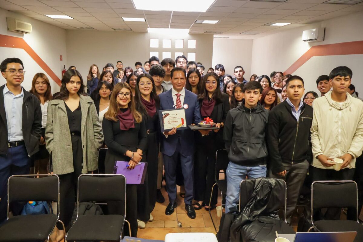 DA CONFERENCIA EN LA UPT LUIS ANTONIO HERRERA DIRECTOR DE FIRE SPORTS