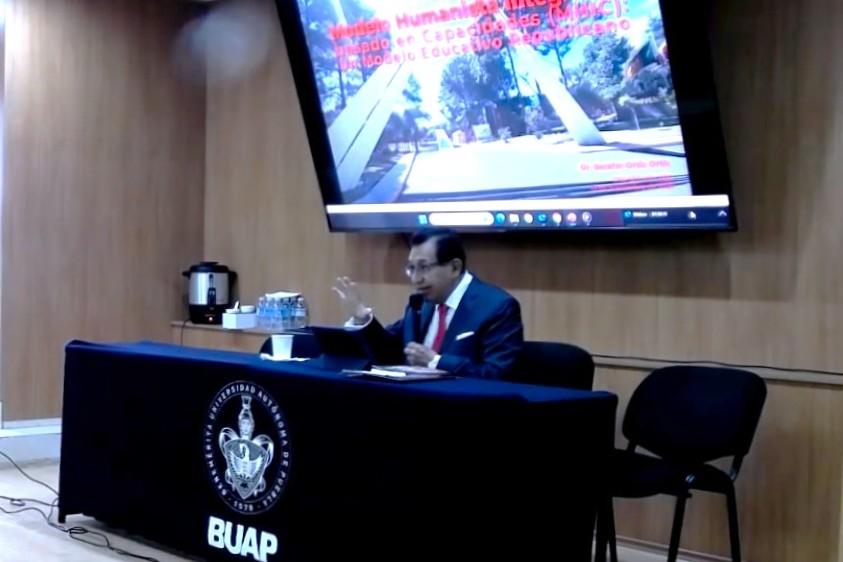 Rector de la UATx presenta el   Modelo Humanista Integrador basado en Capacidades en la BUAP