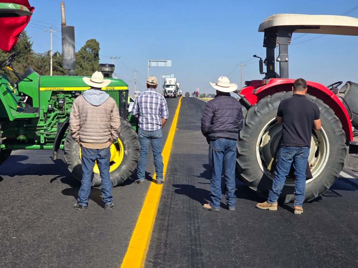 Bloqueos carreteros en Tlaxcala: Agricultores denuncian amenazas del Estado y exigen precios justos
