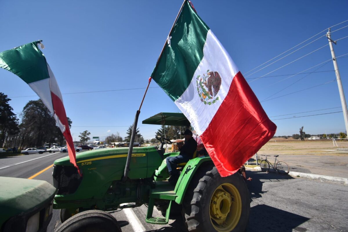 Agricultores de Calpulalpan y Cuapiaxtla, Tlaxcala, mantienen boqueada la carretera federal 136