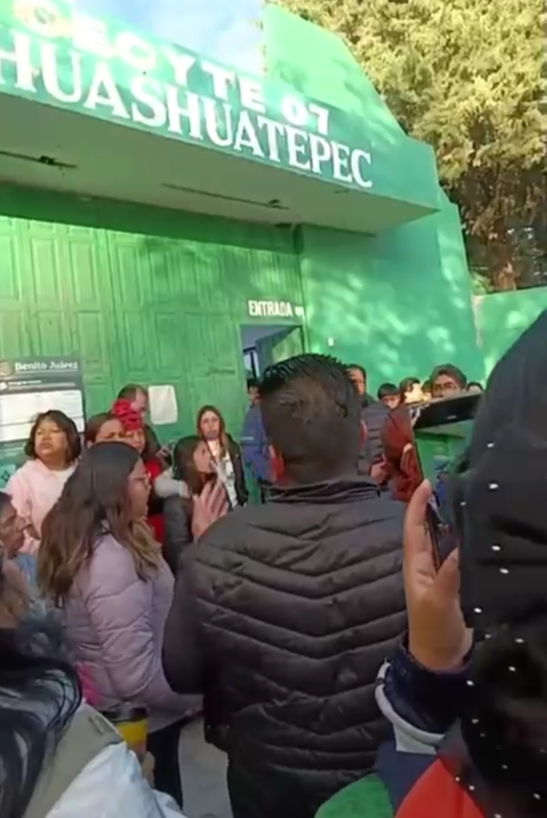 ¡Justicia para Fernando!: Alumnos y padres bloquean vía en Tzompantepec exigiendo esclarecimiento de homicidio de estudiante
