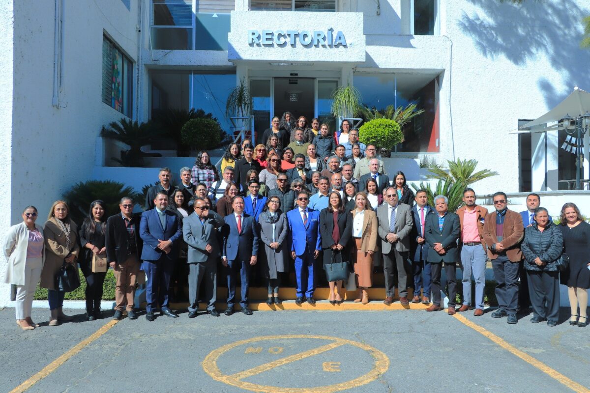 Rector de la UATx tomó protesta a integrantes de la APADESU