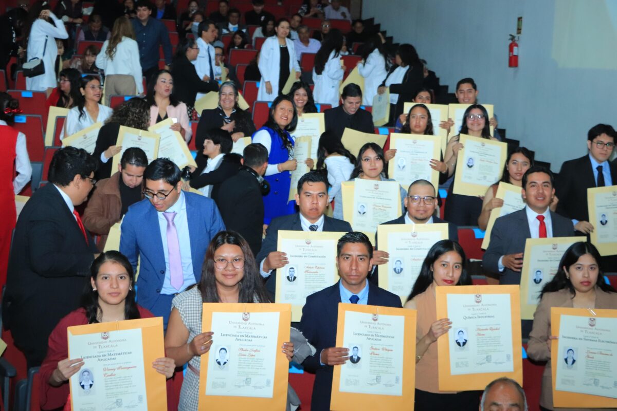 La UATx entregó 558 títulos a igual número de egresados de licenciatura, maestría y doctorado