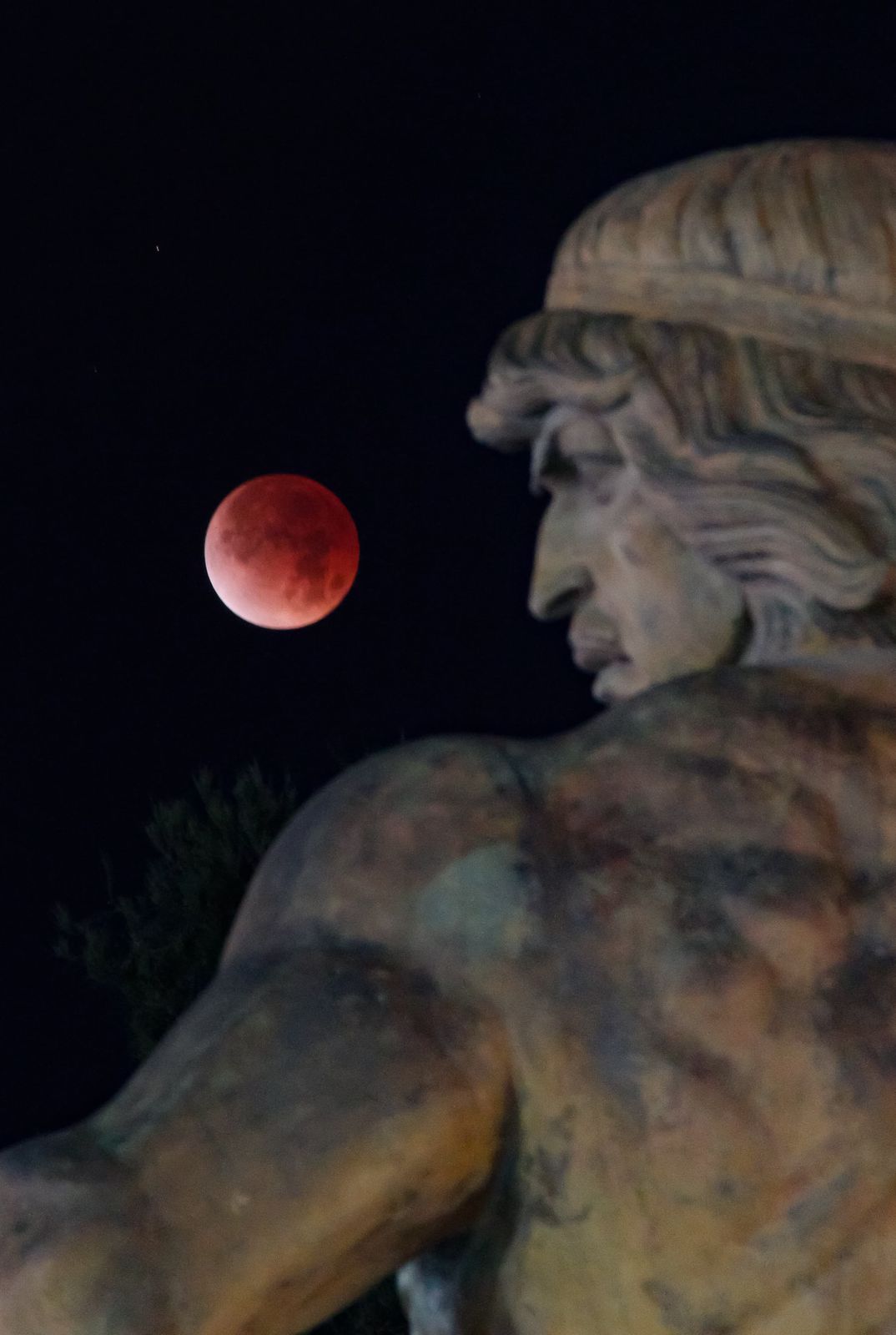 Así se pudo apreciar esta madrugada, desde la capital de Tlaxcala, “la luna de sangre”