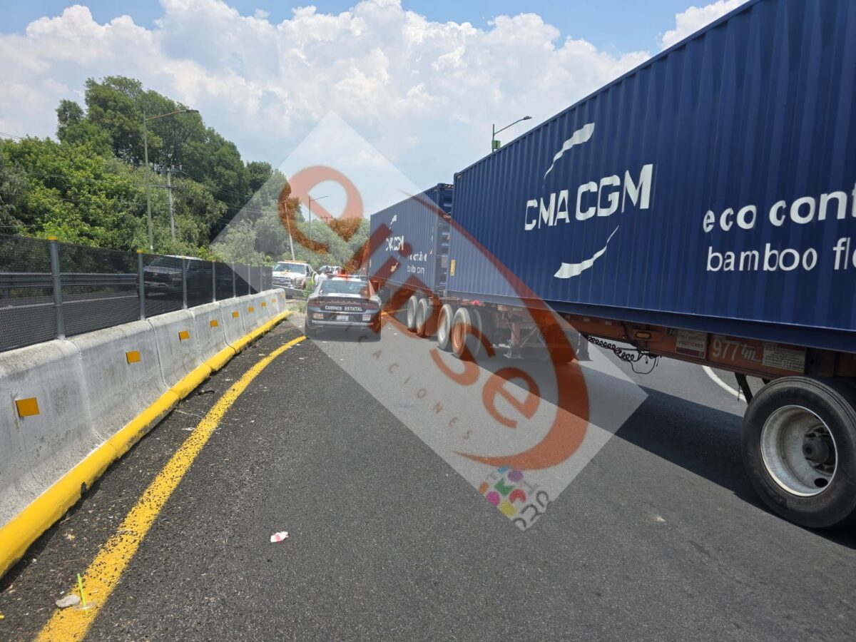 Cae venezolano y mexiquense tras persecución y choque de tráiler robado; el chofer sigue desaparecido