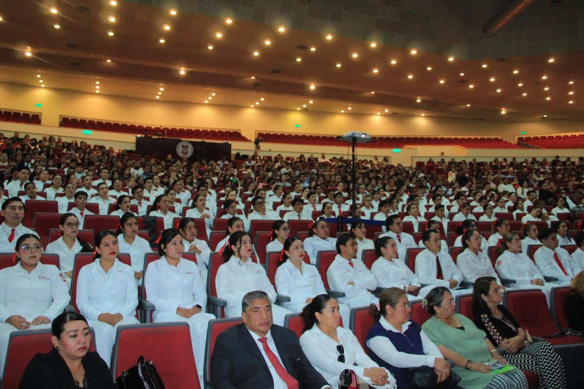 La UATx entrega constancias de egreso a 145 nuevos médicos cirujanos