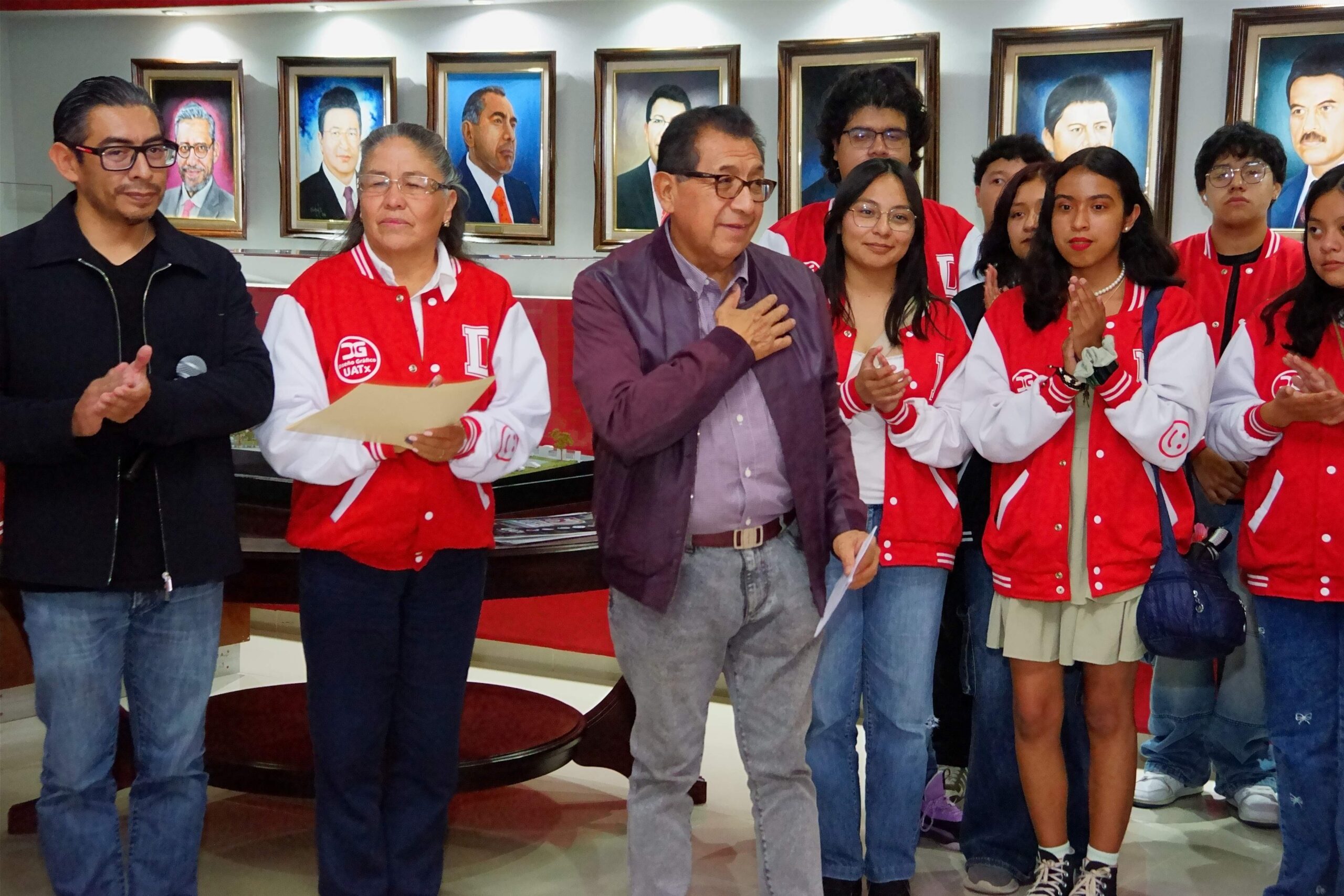 Estudiantes de Diseño Gráfico entregan al Rector     obra conmemorativa por los 50 años de la UATx