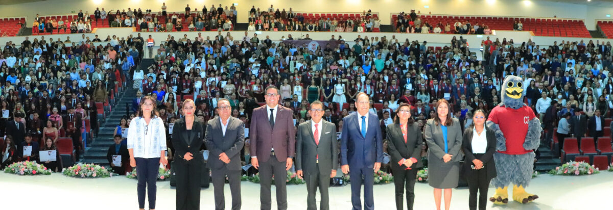 La UATx entrega a la sociedad a nueva generación de profesionistas egresados de la FCEA