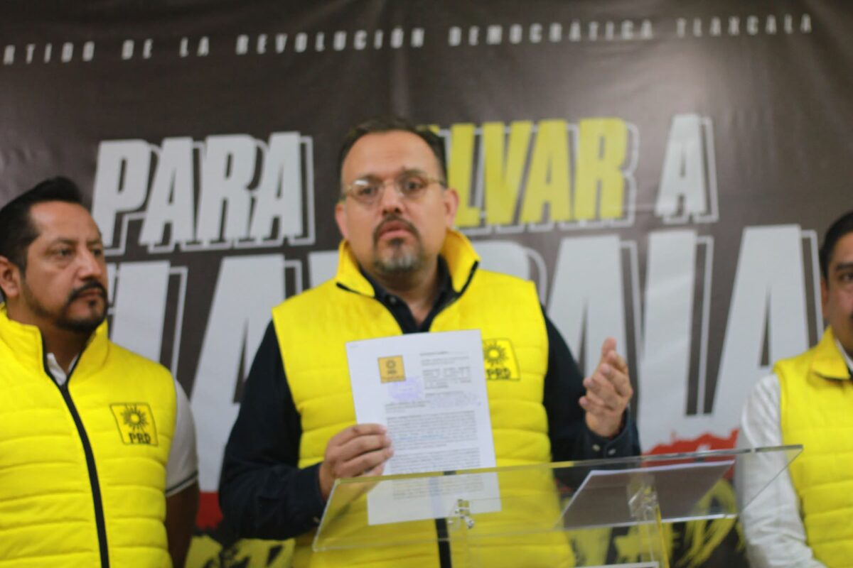 Manuel Cambrón, dirigente en Tlaxcala del Partido de la Revolución Democrática, ofreció una rueda de prensa esta mañana para abordar las recientes denuncias